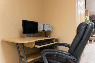King Suite with Mobility Access and Bathtub with Grab Bars, Non-Smoking. interior